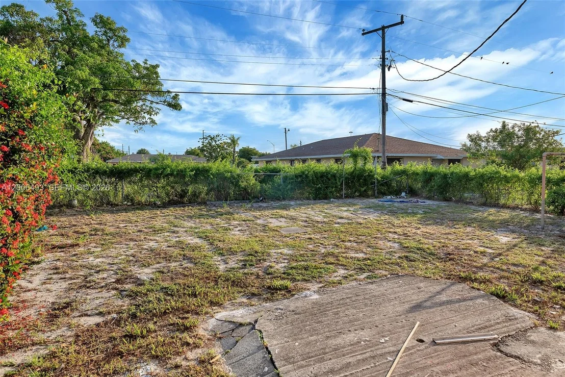 Photo of 562 W 4th St