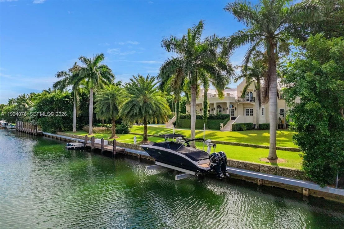 Photo of 585 Arvida Pkwy