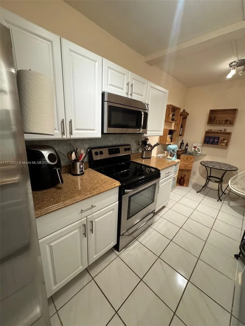 Photo of Unit 304 at 4330 Hillcrest Dr
