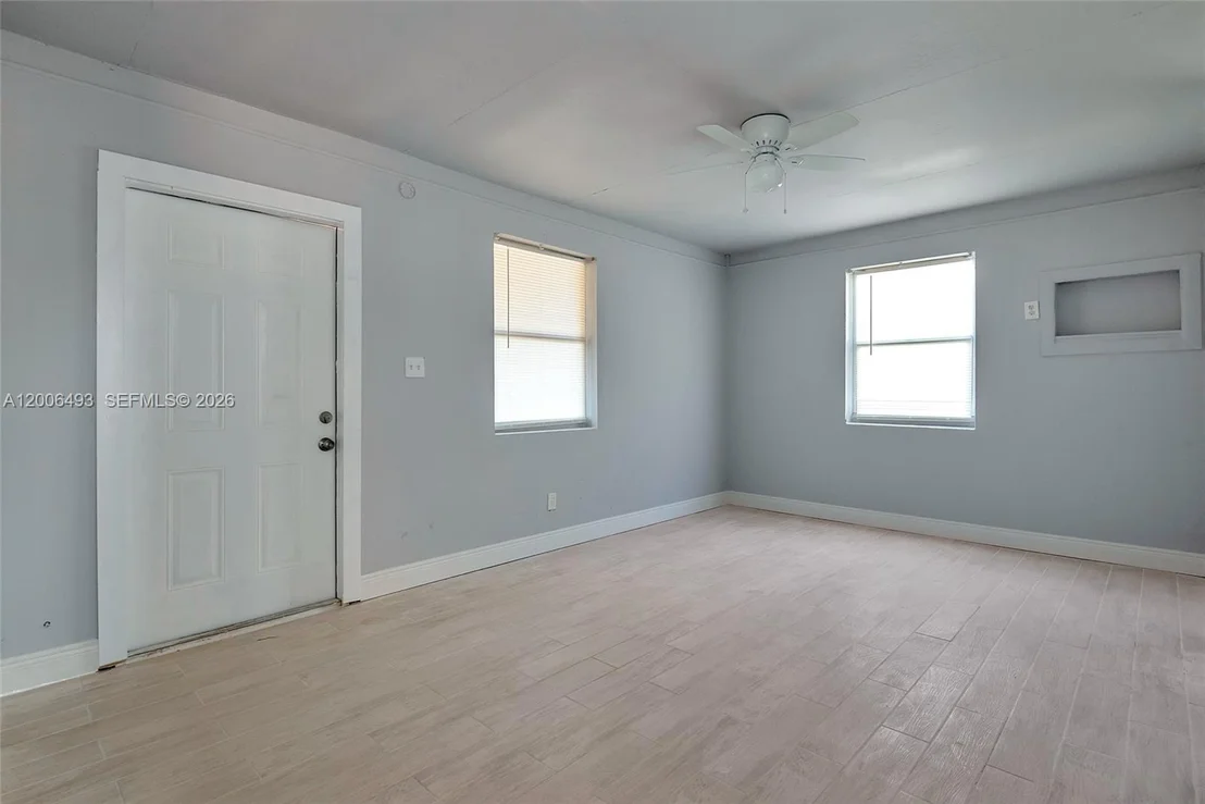Photo of 562 W 4th St
