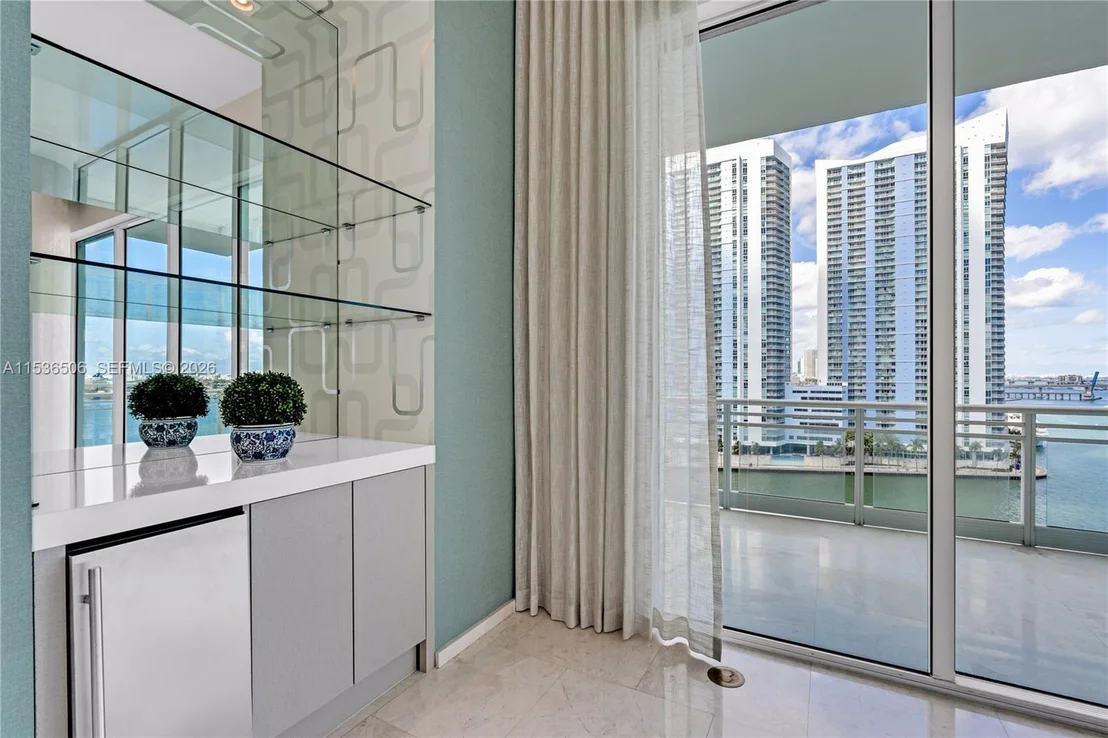 Photo of Unit 1002 at 900 Brickell Key Blvd