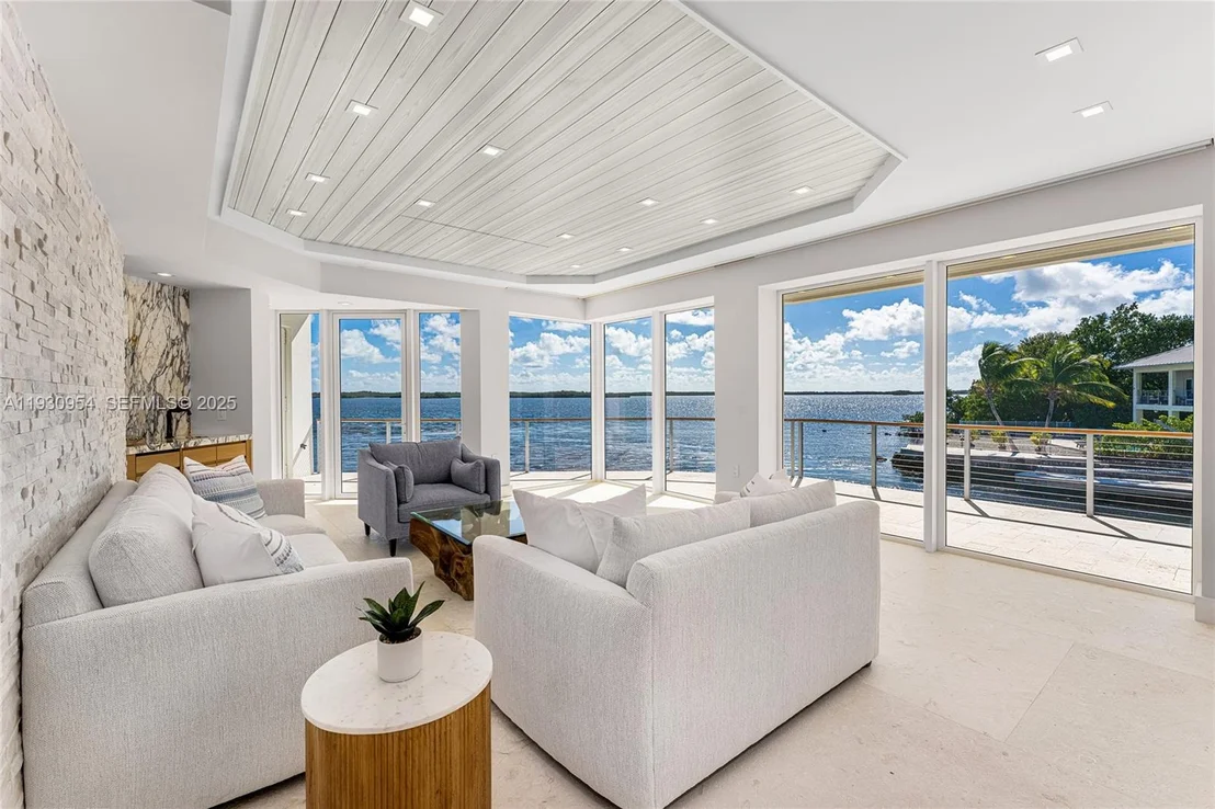 Photo of 180 Pompano Dr