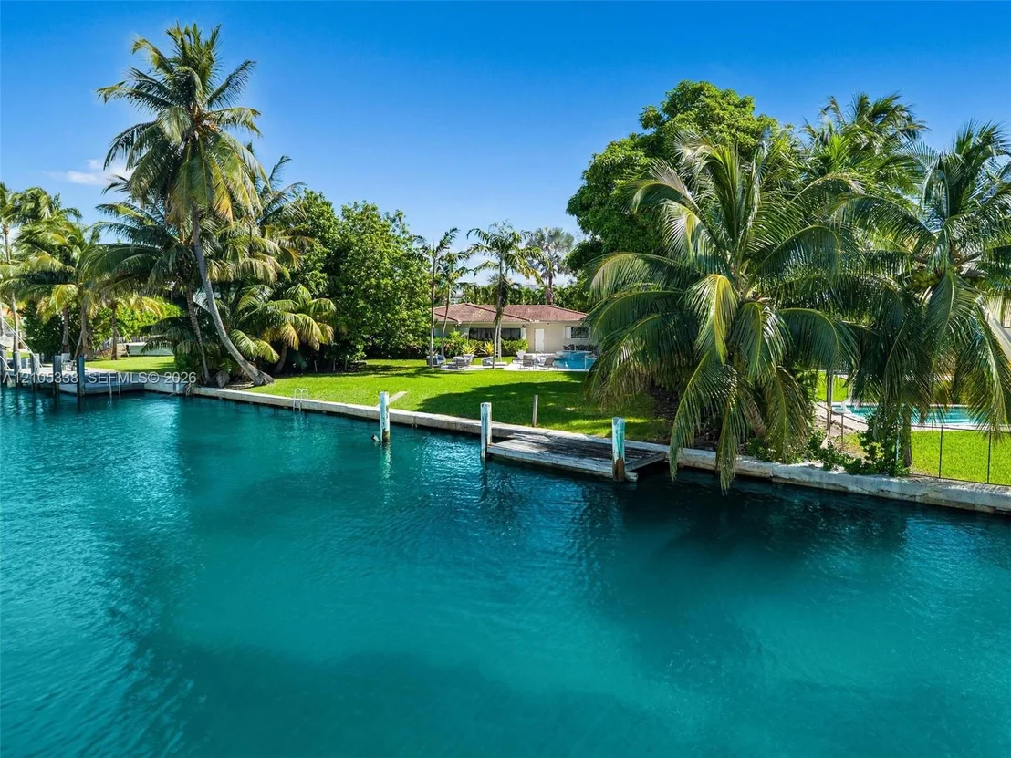 Photo of 9250 Bay Dr
