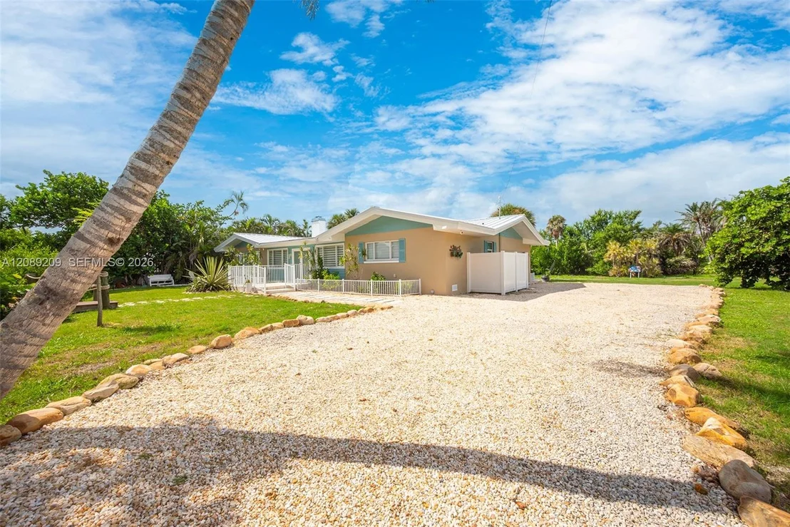 Photo of 5885 Pine Tree