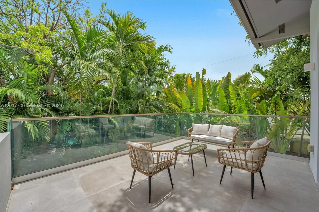 Photo of 10 Samana Dr