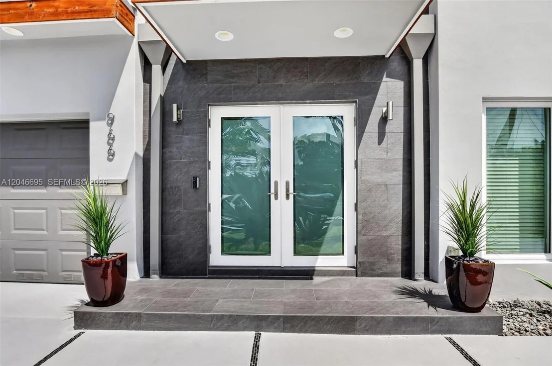Photo of 966 SE 9th Ave
