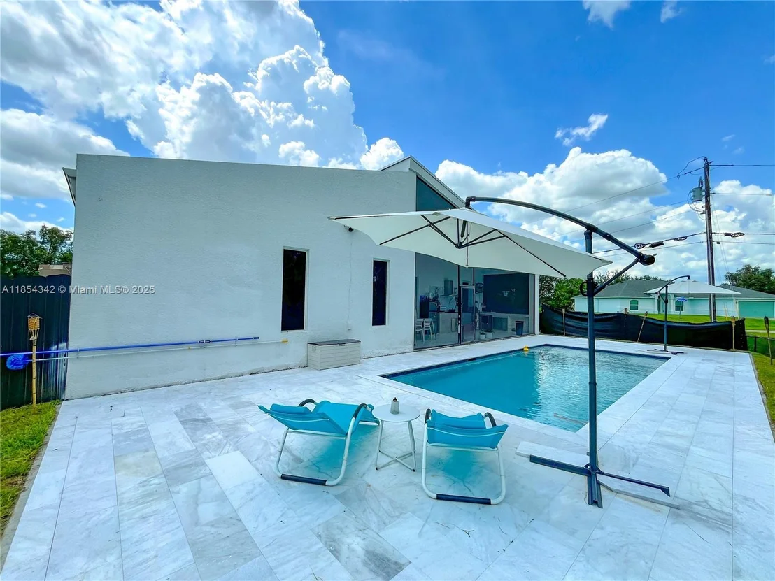 Photo of 395 Pace Avenue
