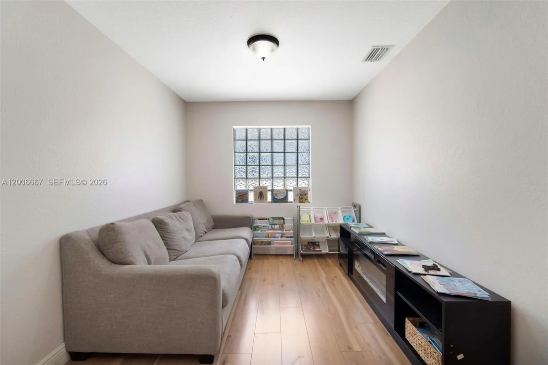 Photo of 1225 Rosegate Blvd