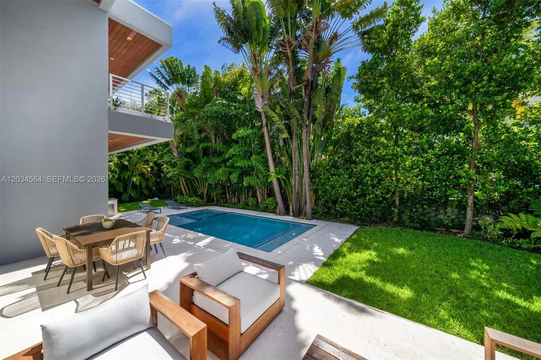 Photo of 425 Harbor Dr