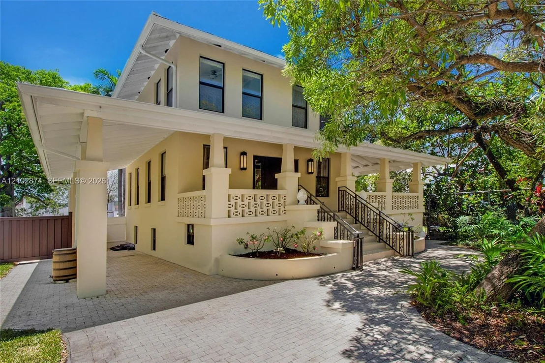 Photo of 668 NW North River Dr