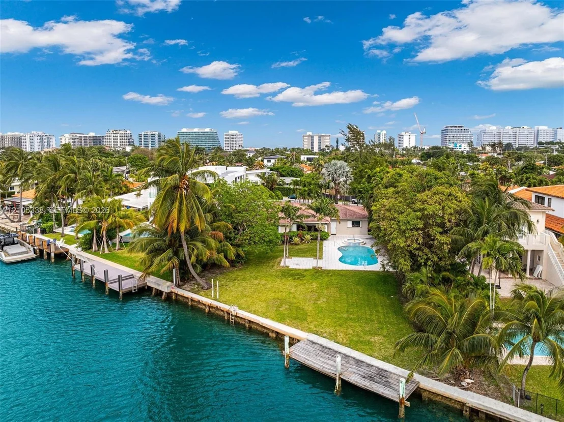 Photo of 9250 Bay Dr