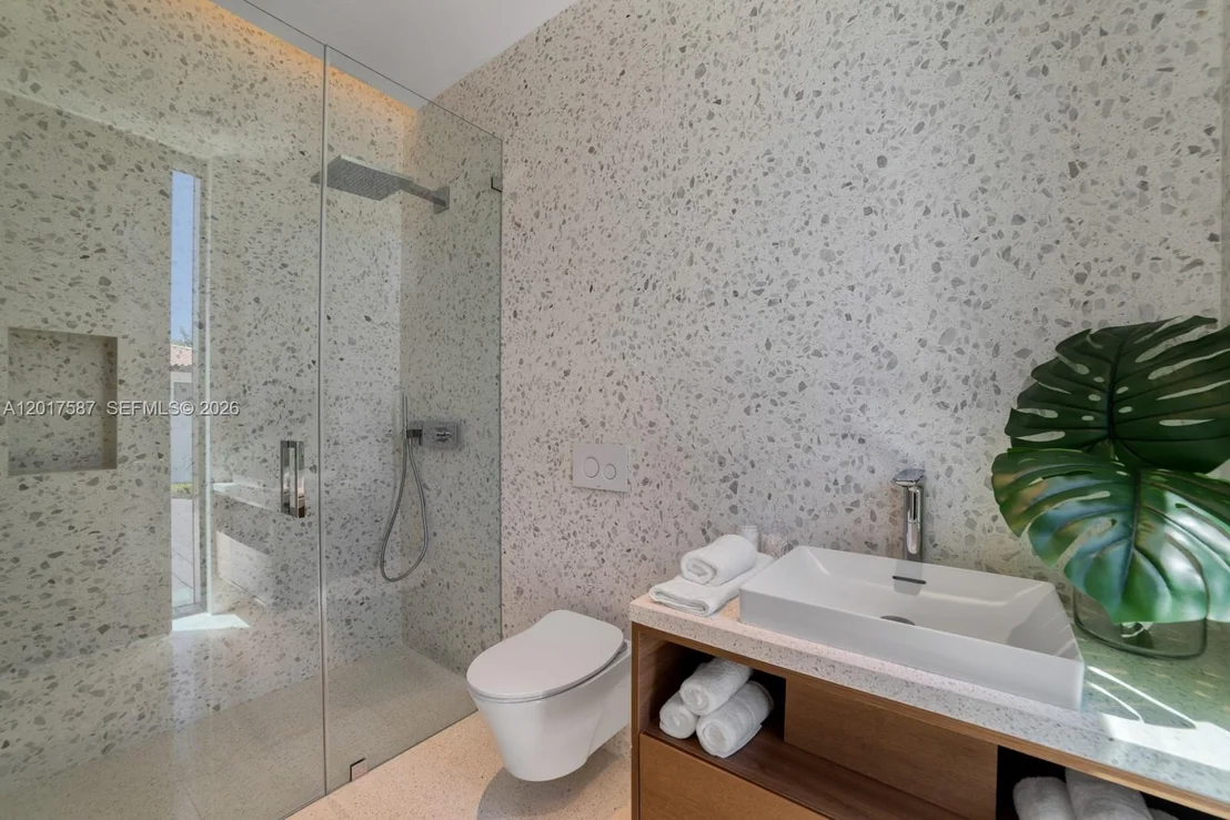 Photo of 3045 N Bay Rd