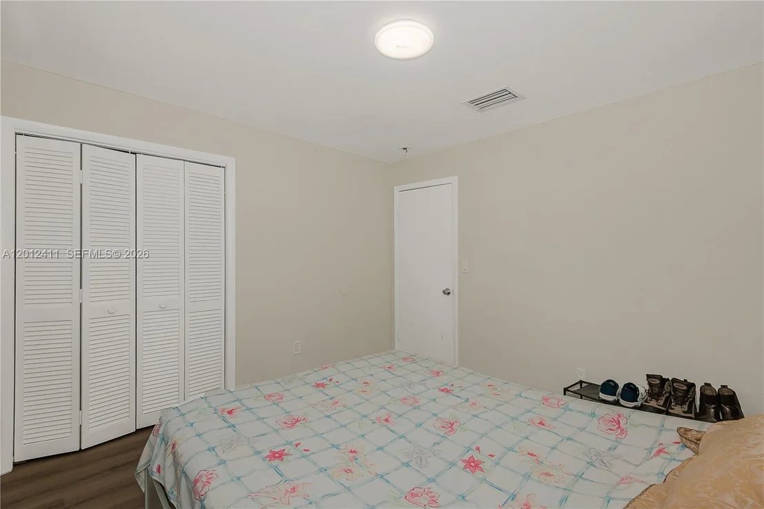 Photo of 395 W 39th Pl