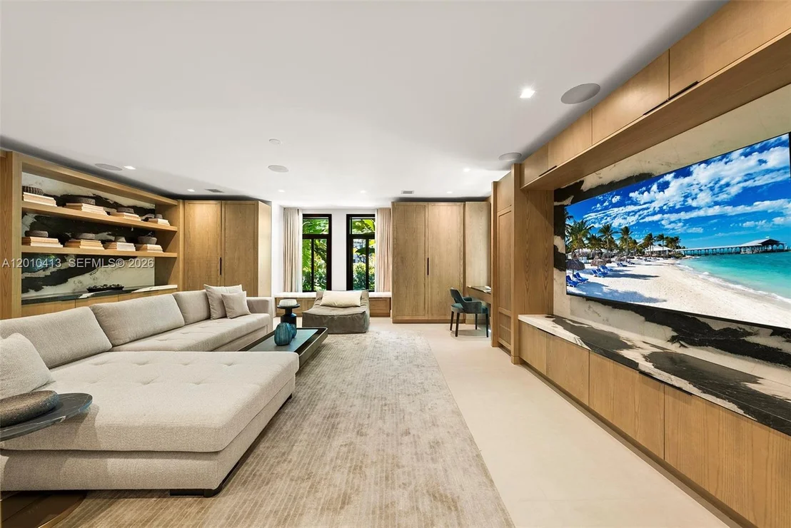 Photo of 110 Holiday Dr