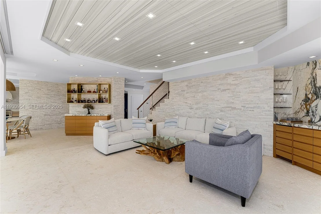 Photo of 180 Pompano Dr