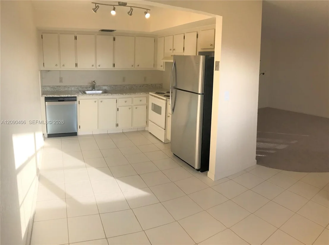 Photo of Unit D4 at 1902 Bermuda Cir