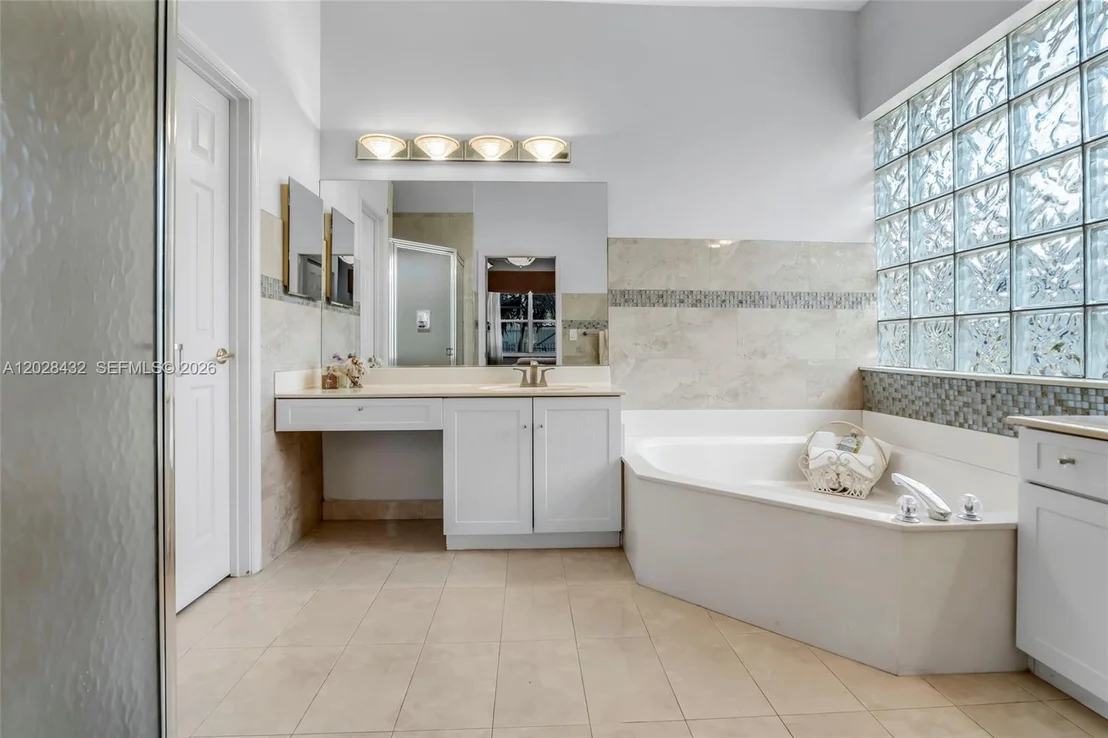 Photo of 3852 Oak Ridge Cir