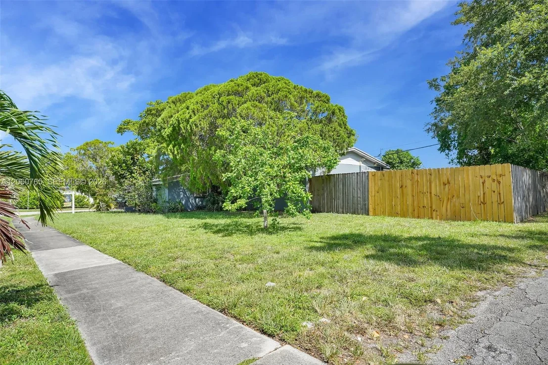 Photo of 201 N 68th Way