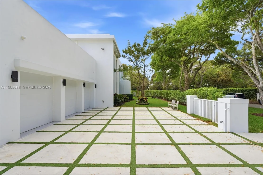 Photo of 6285 Old Cutler Rd