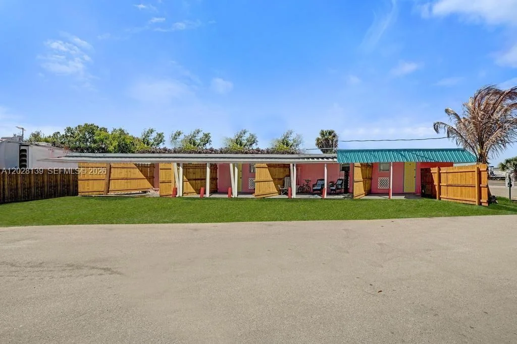 Photo of Unit 10 at 1421 NE US Highway 441
