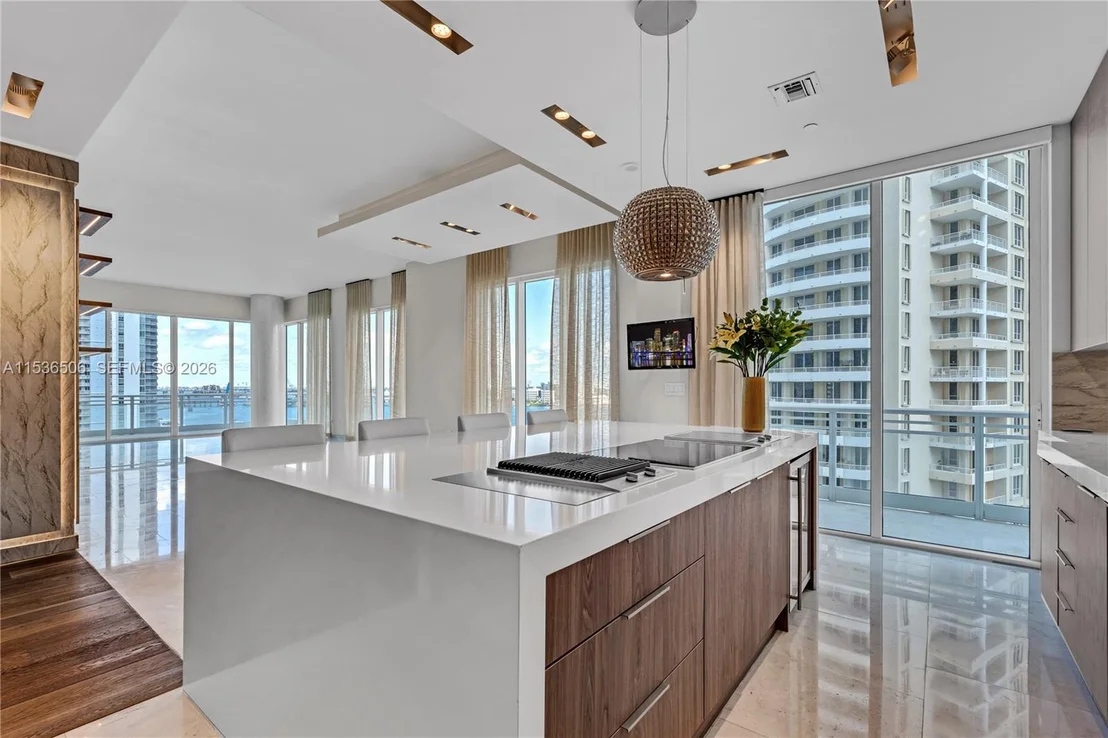 Photo of Unit 1002 at 900 Brickell Key Blvd
