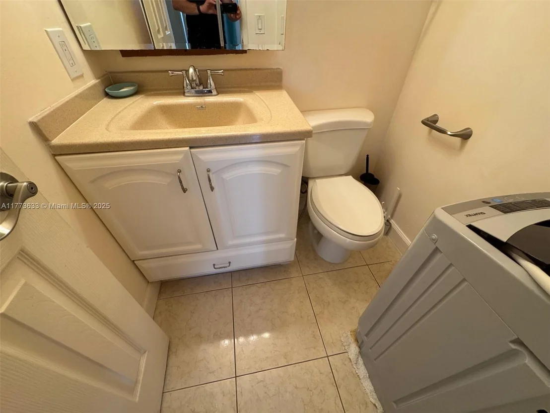 Photo of Unit 304 at 4330 Hillcrest Dr