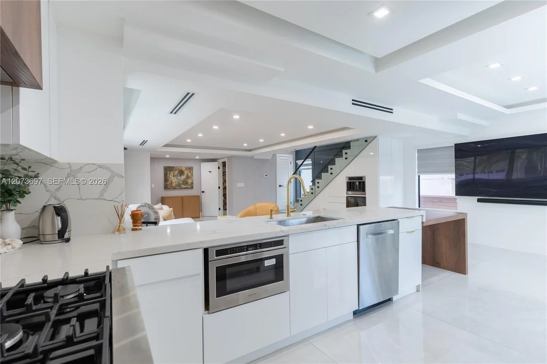 Photo of 5601 N Ocean Dr