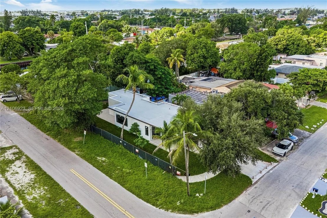 Photo of 870 Superior St