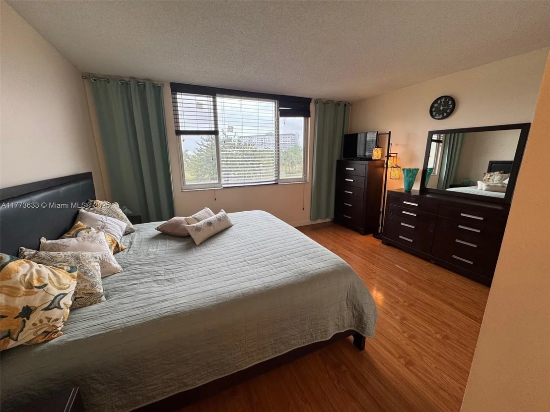Photo of Unit 304 at 4330 Hillcrest Dr
