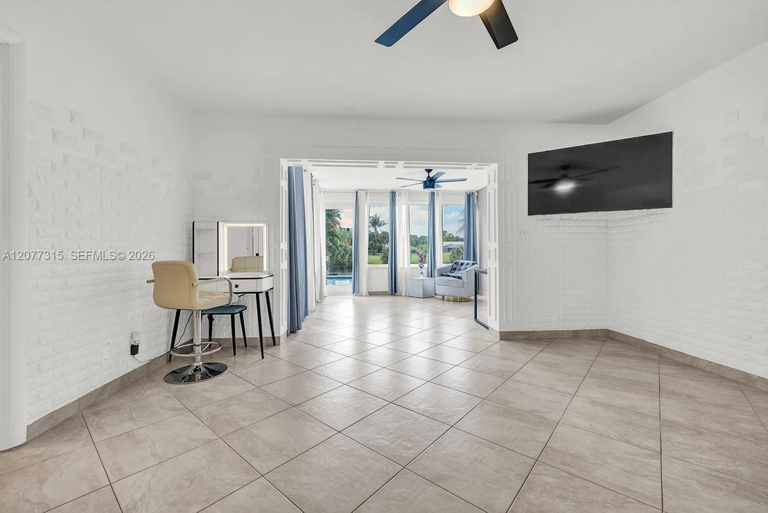 Photo of 3324 Lakeview Blvd
