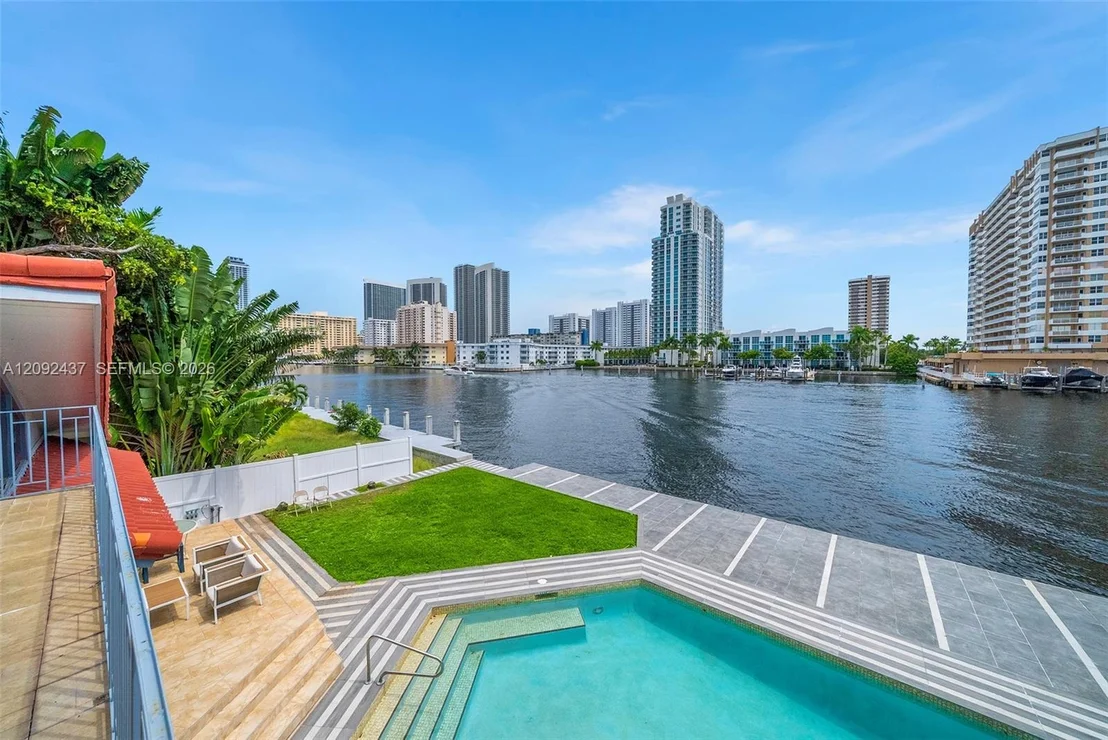 Photo of 507 Palm Dr