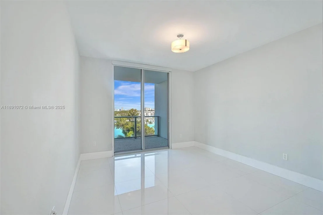 Photo of Unit 708 at 17301 Biscayne Blvd