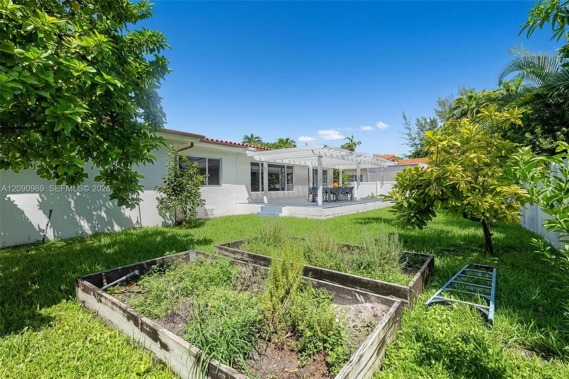 Photo of 9217 Bay Dr