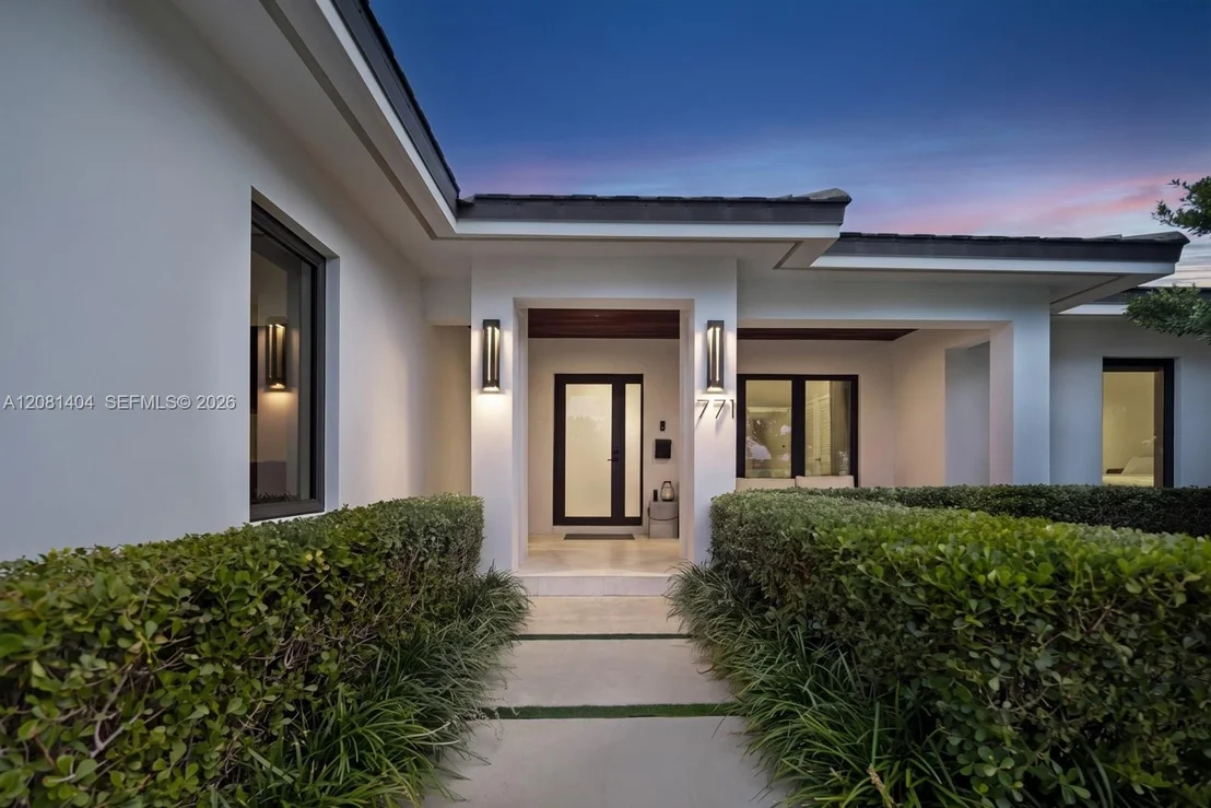 Photo of 771 Fairway Dr
