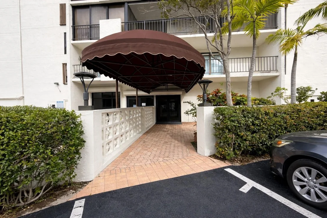 Photo of Unit 3C at 77 Crandon Blvd