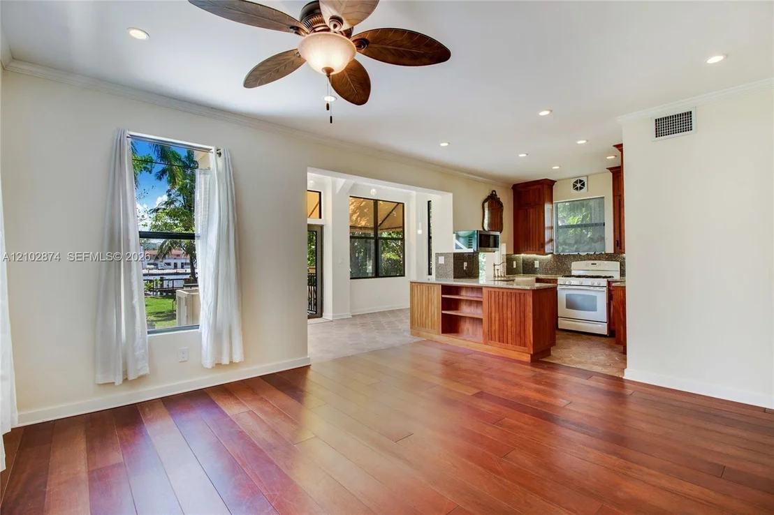 Photo of 668 NW North River Dr