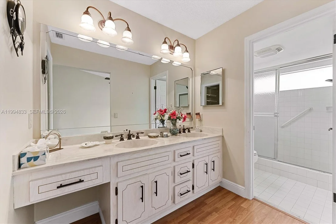 Photo of 5669 Pinecrest Cir