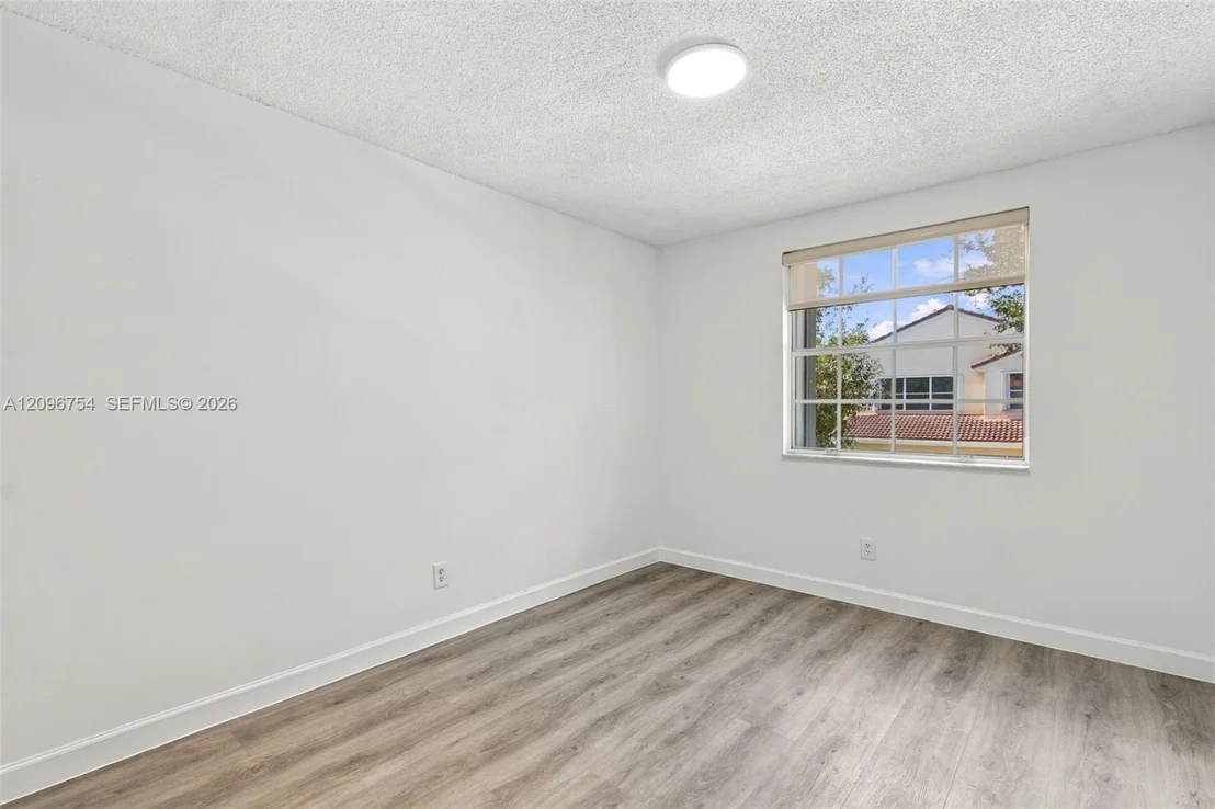 Photo of 967 Azure Ln