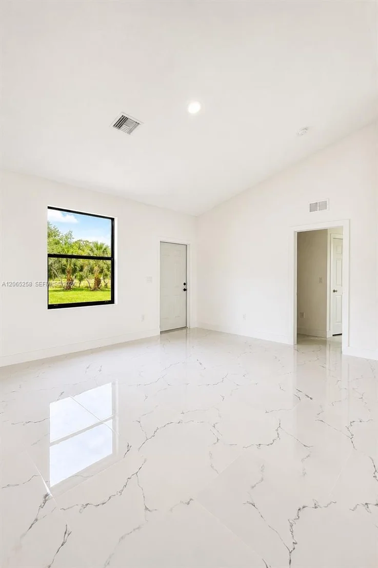 Photo of 3052 S Beechwood Cir