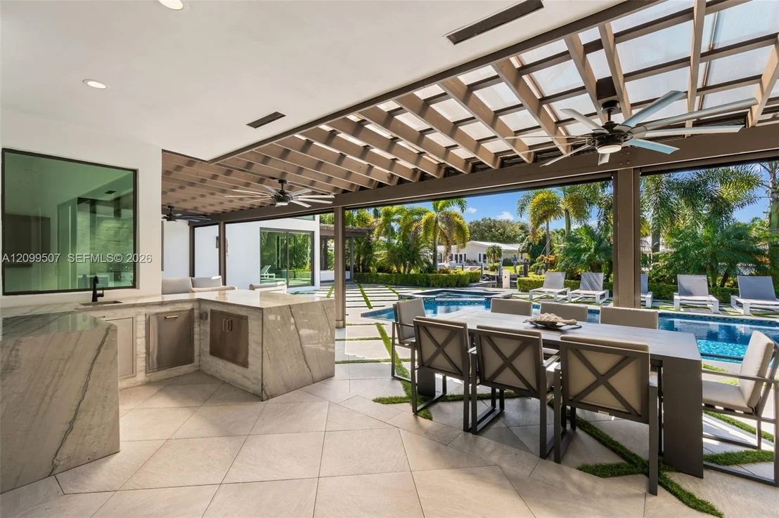 Photo of 2336 NE 27th St