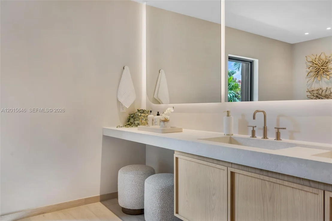 Photo of 72 W Shore Dr W
