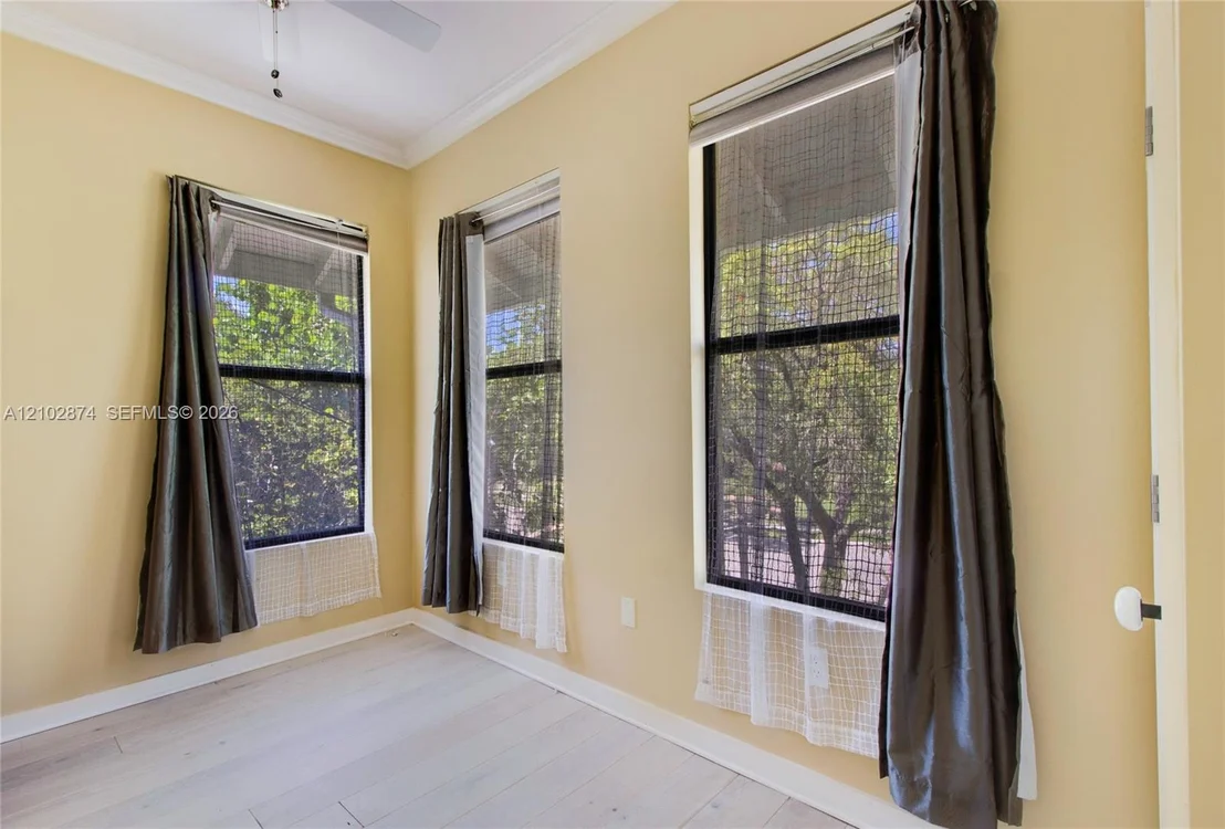 Photo of 668 NW North River Dr