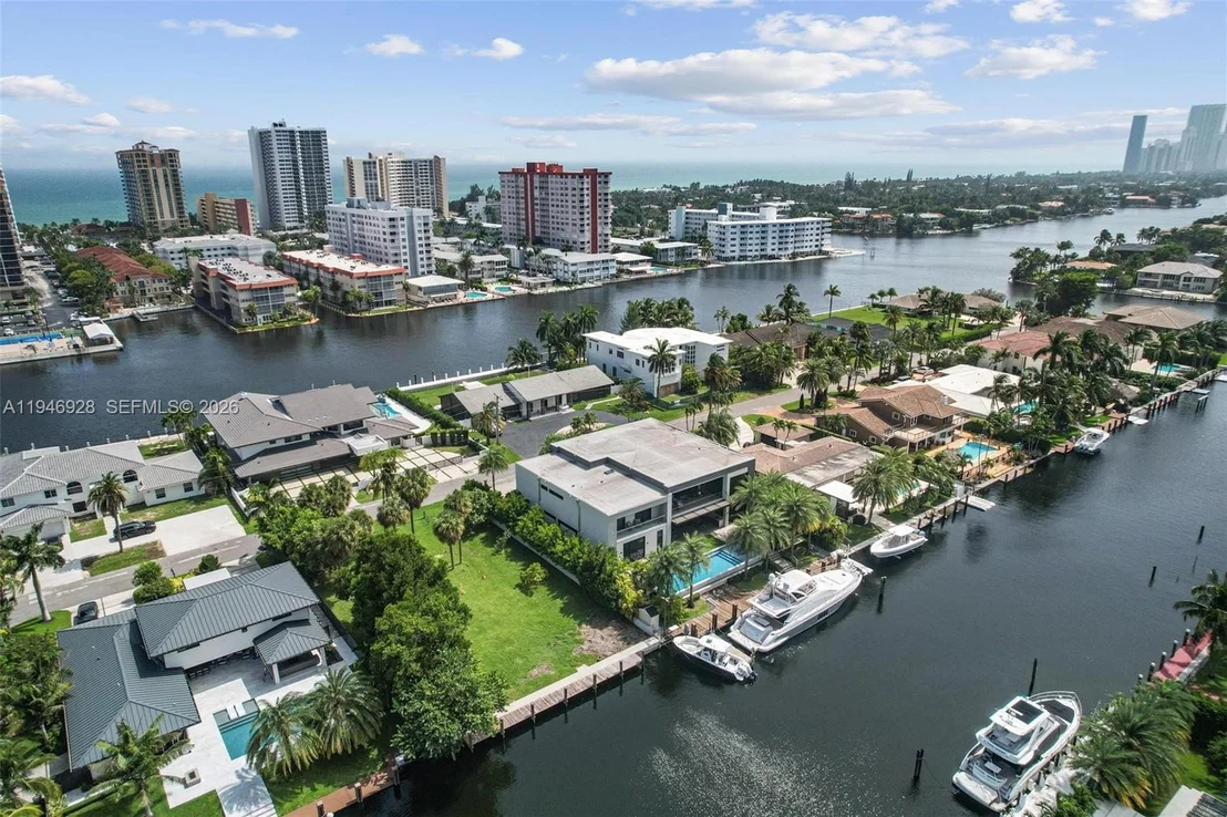 Photo of 606 Palm Dr