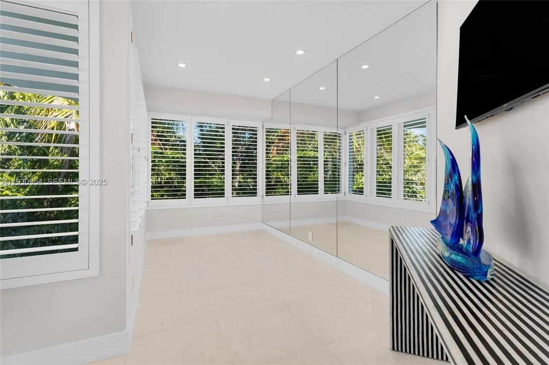 Photo of 180 Pompano Dr