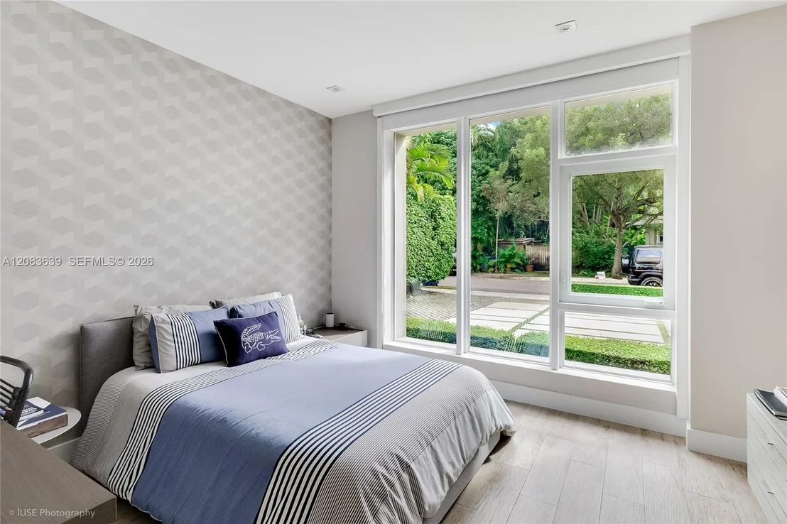 Photo of 137 W Shore Dr