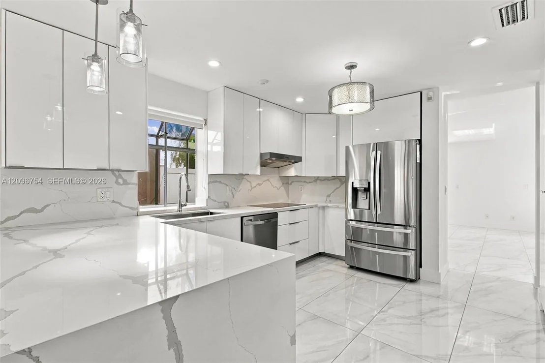 Photo of 967 Azure Ln