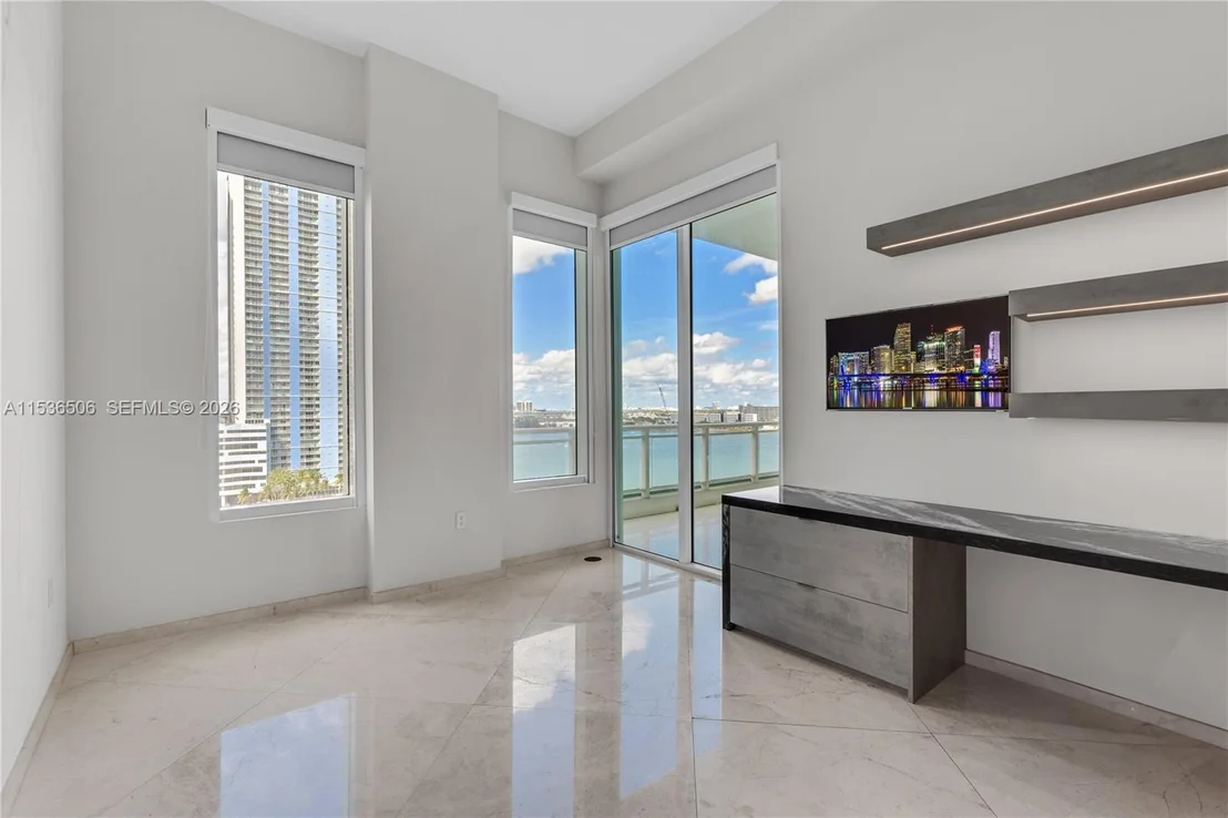 Photo of Unit 1002 at 900 Brickell Key Blvd