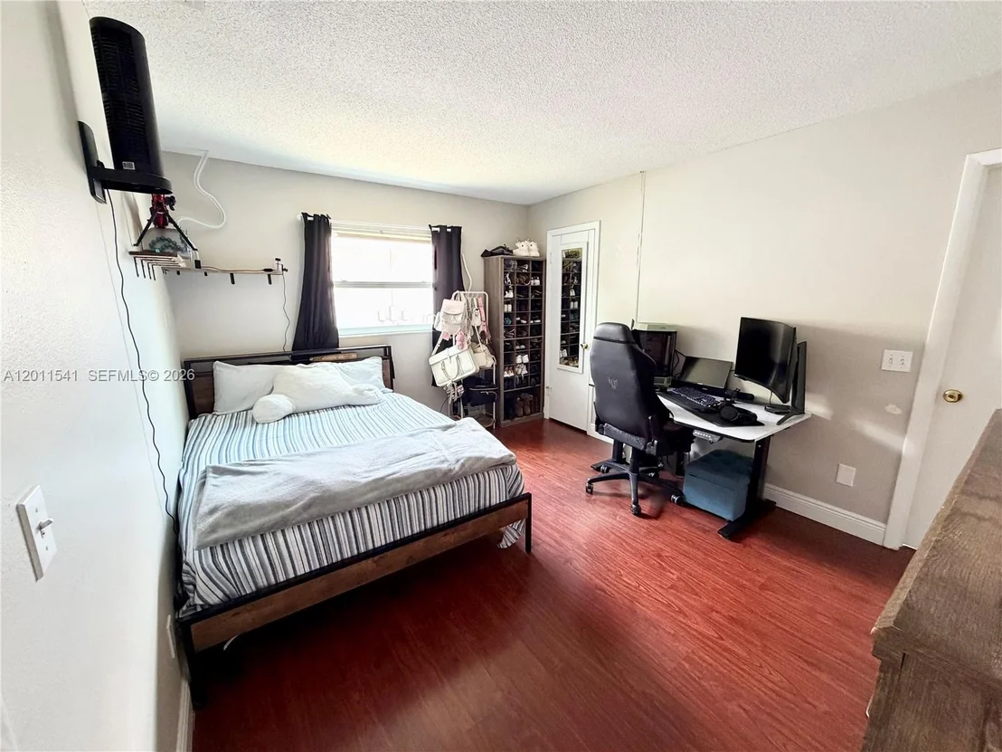 Photo of 143 VALLEY CIR