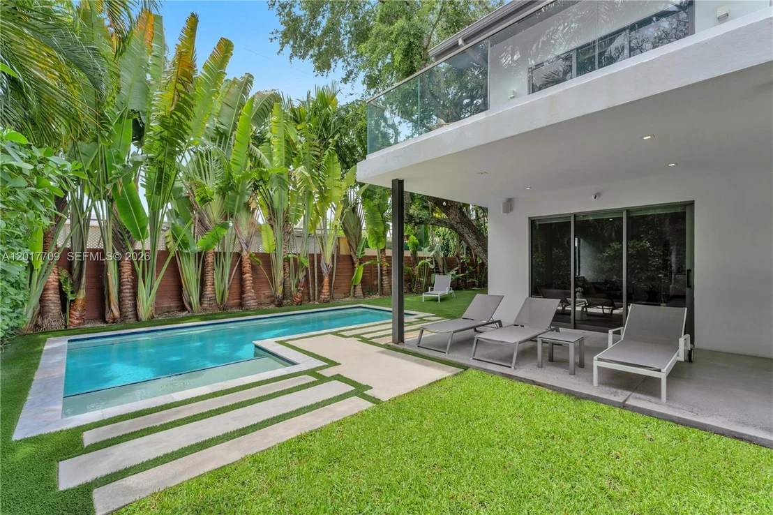 Photo of 10 Samana Dr