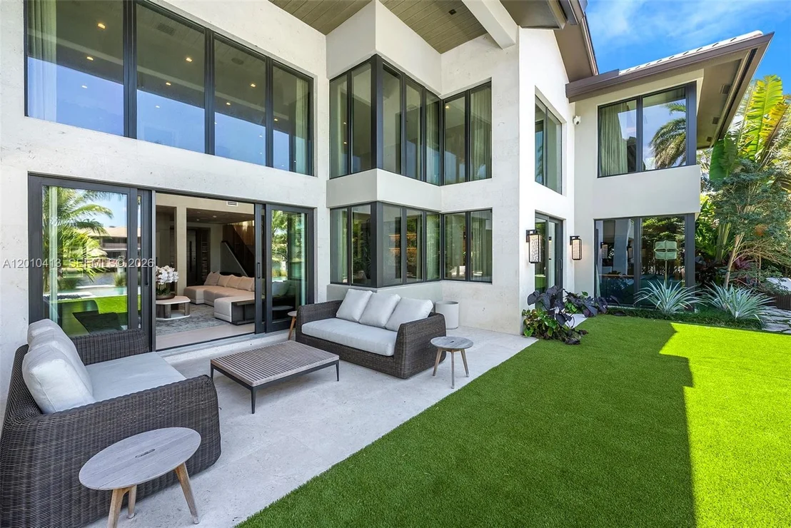 Photo of 110 Holiday Dr